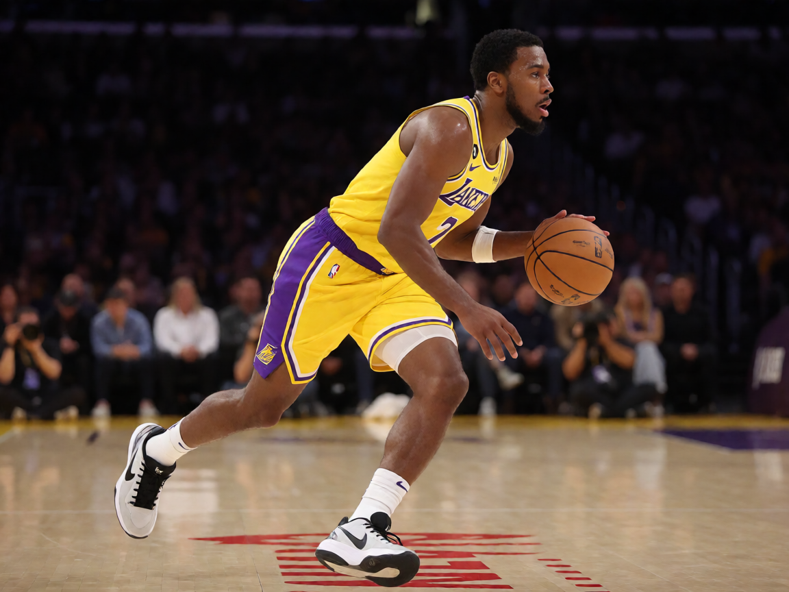 NBA常规赛湖人队球员比赛瞬间